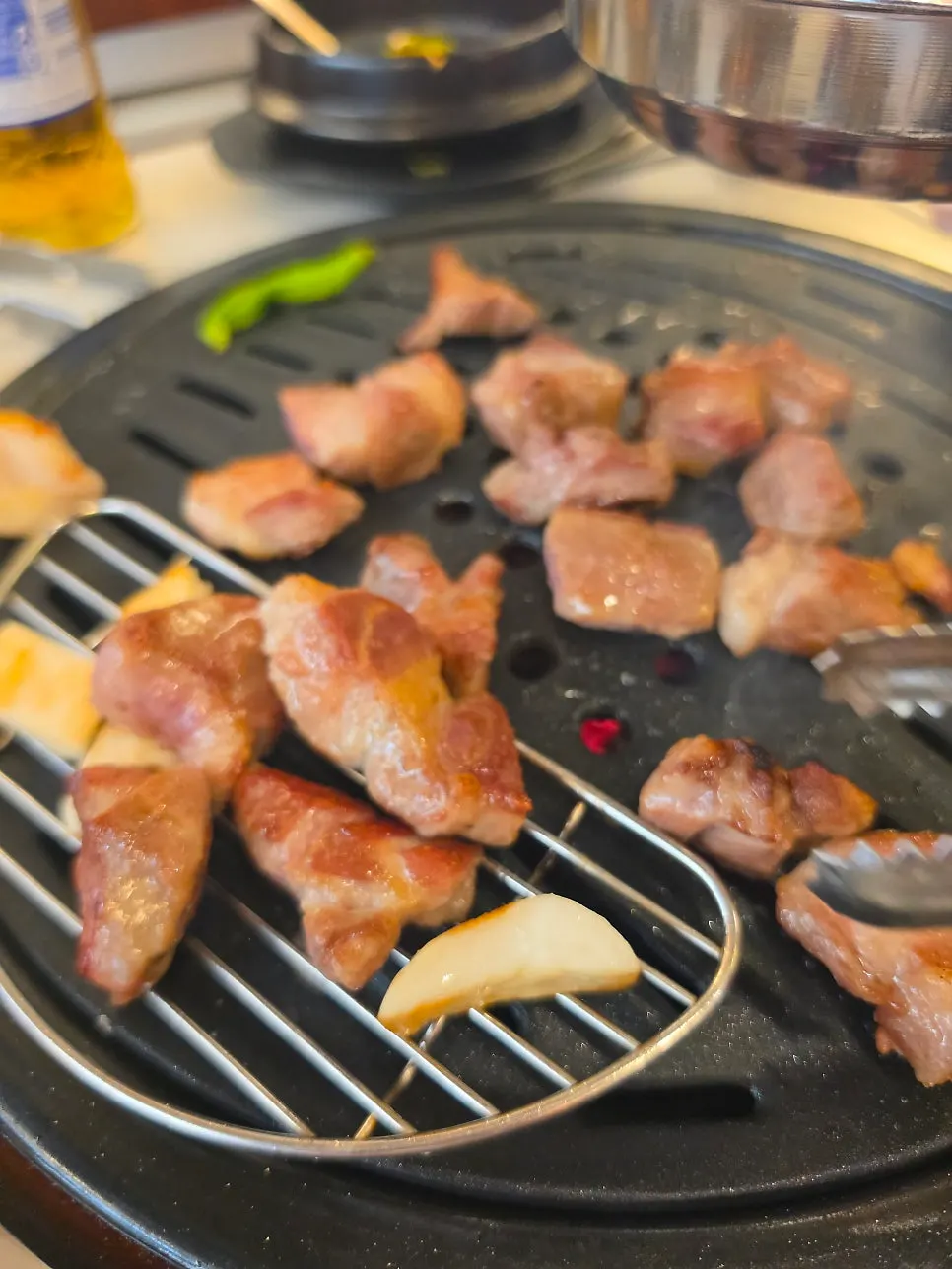 Charcoal-grilled meat cut into bite-sized pieces