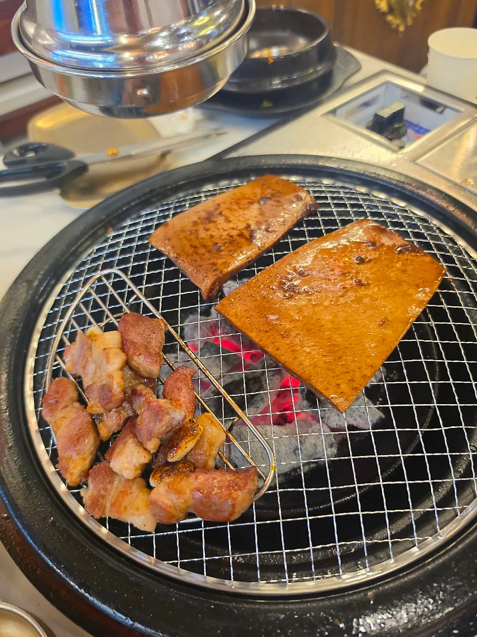 Charcoal-grilled meat wrapped in lettuce