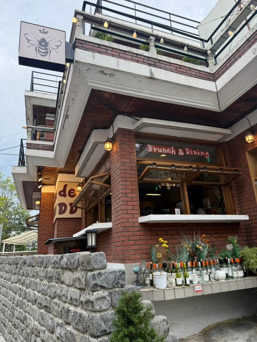 쿠어드꾸뜨 야외 테라스 입구 풍경