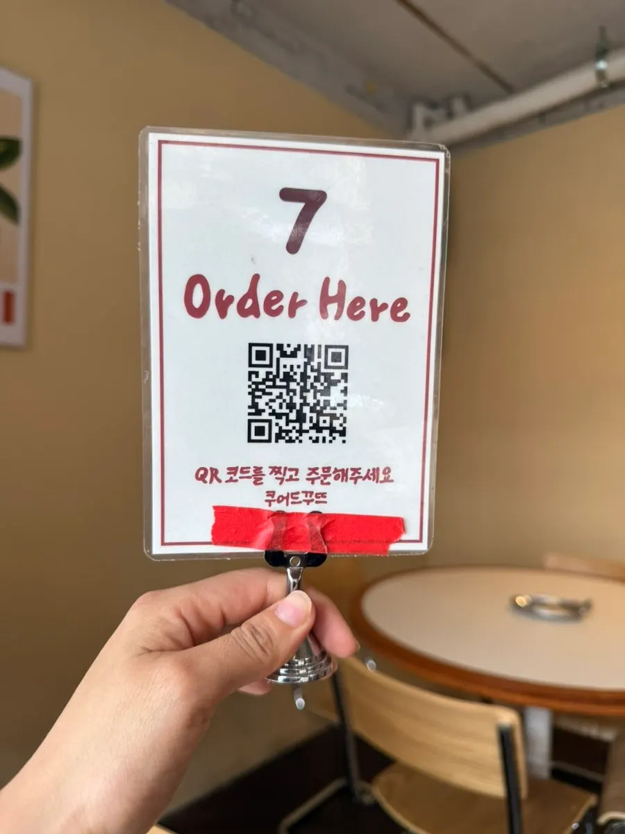 쿠어드꾸뜨 실내 창가 분위기
