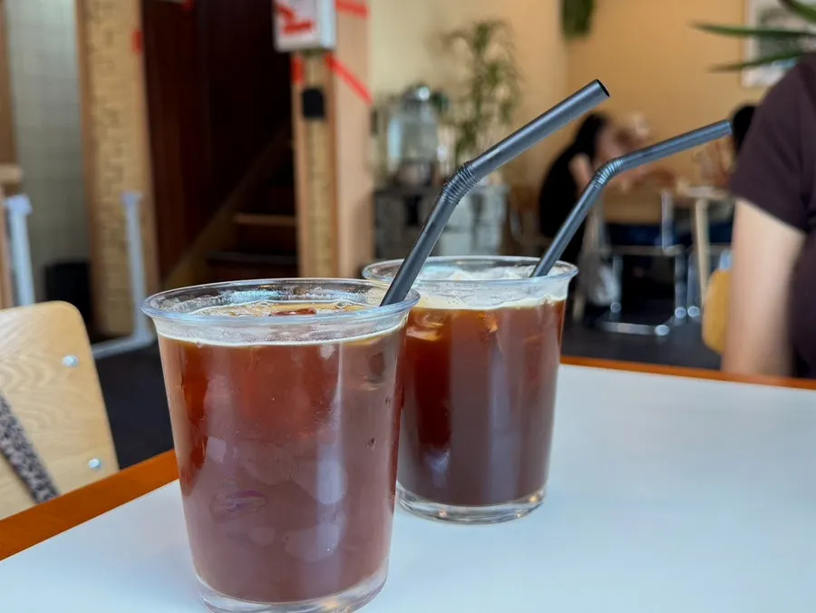 テーブルに置かれたアイスアメリカーノ2杯