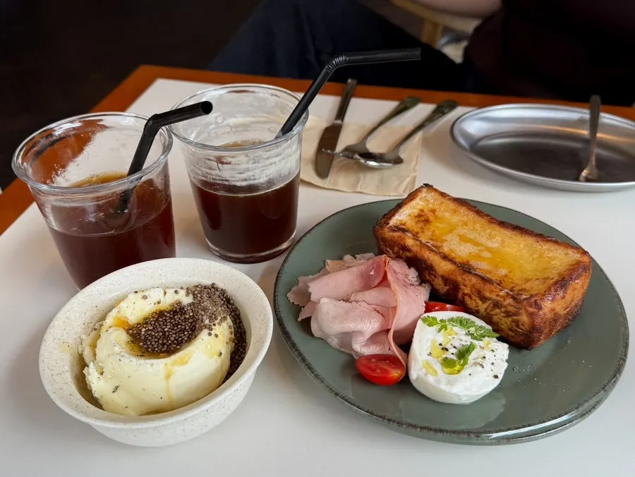 ブラータハムフレンチトーストとえごま油アイスクリームの食卓