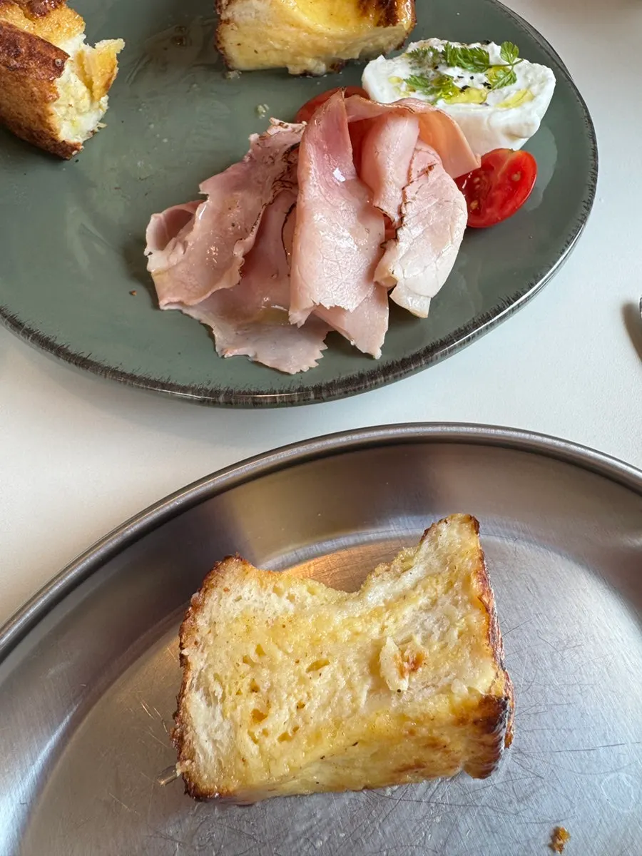 香ばしく焼かれたフレンチトーストの断面