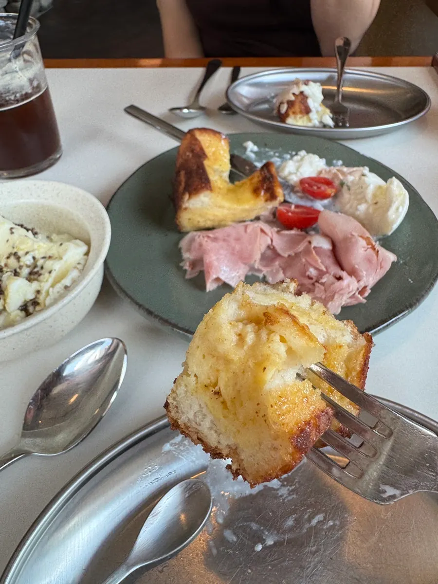 ハムと一緒に食べるフレンチトースト