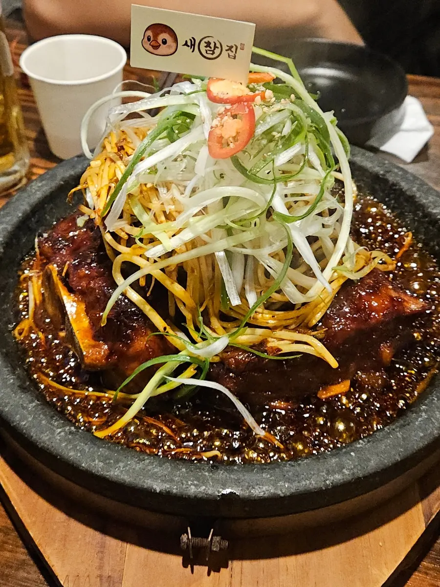 얼린 컵에 나온 생맥주와 소주 한 병