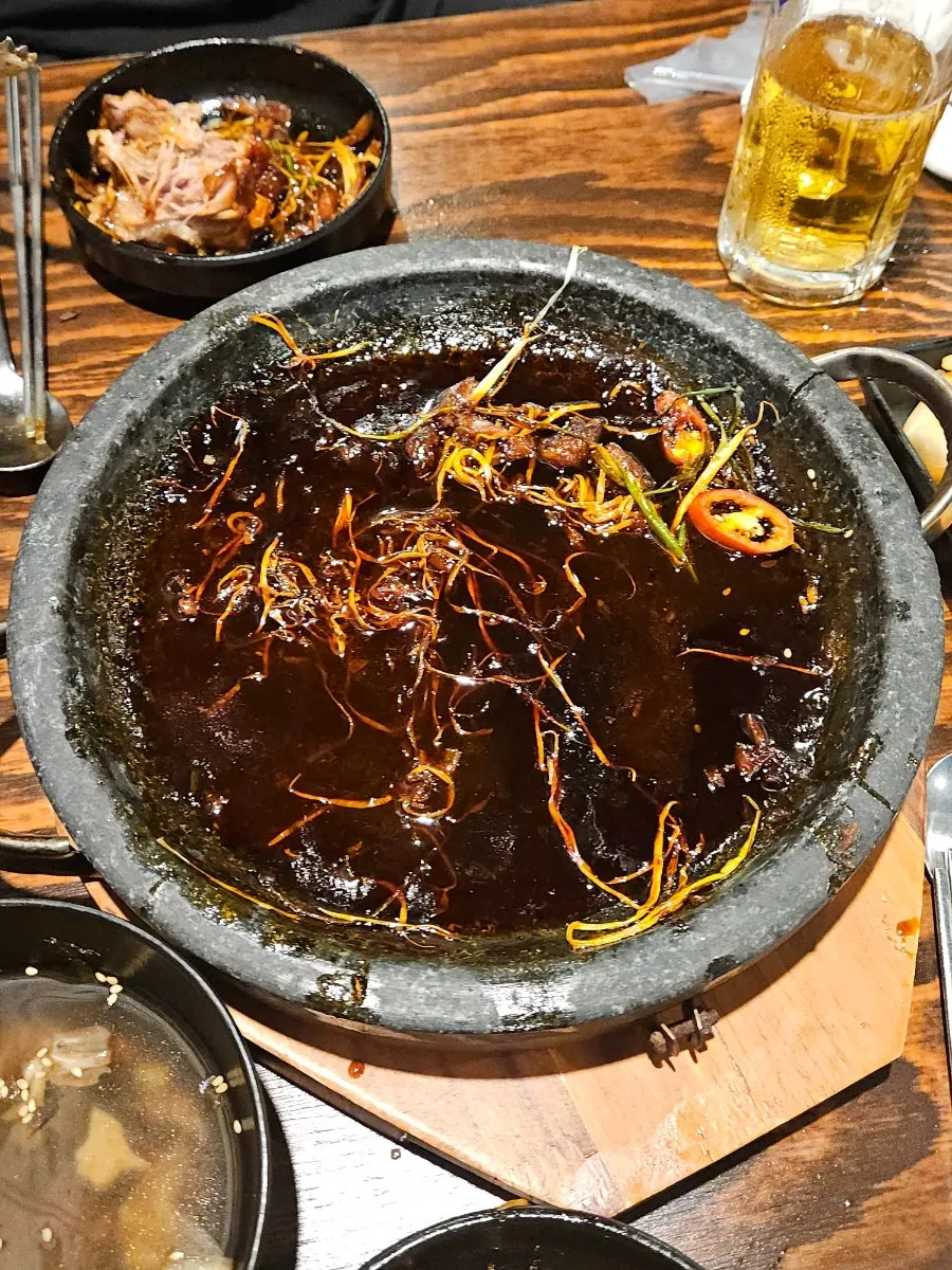 와사비를 올려 먹는 돌판 뼈구이 한 점