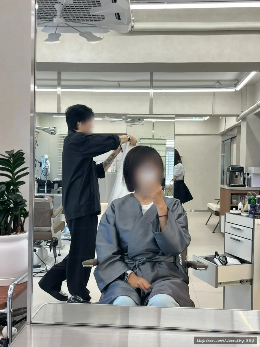 Consultation scene with designer Jonghyun about the bob cut