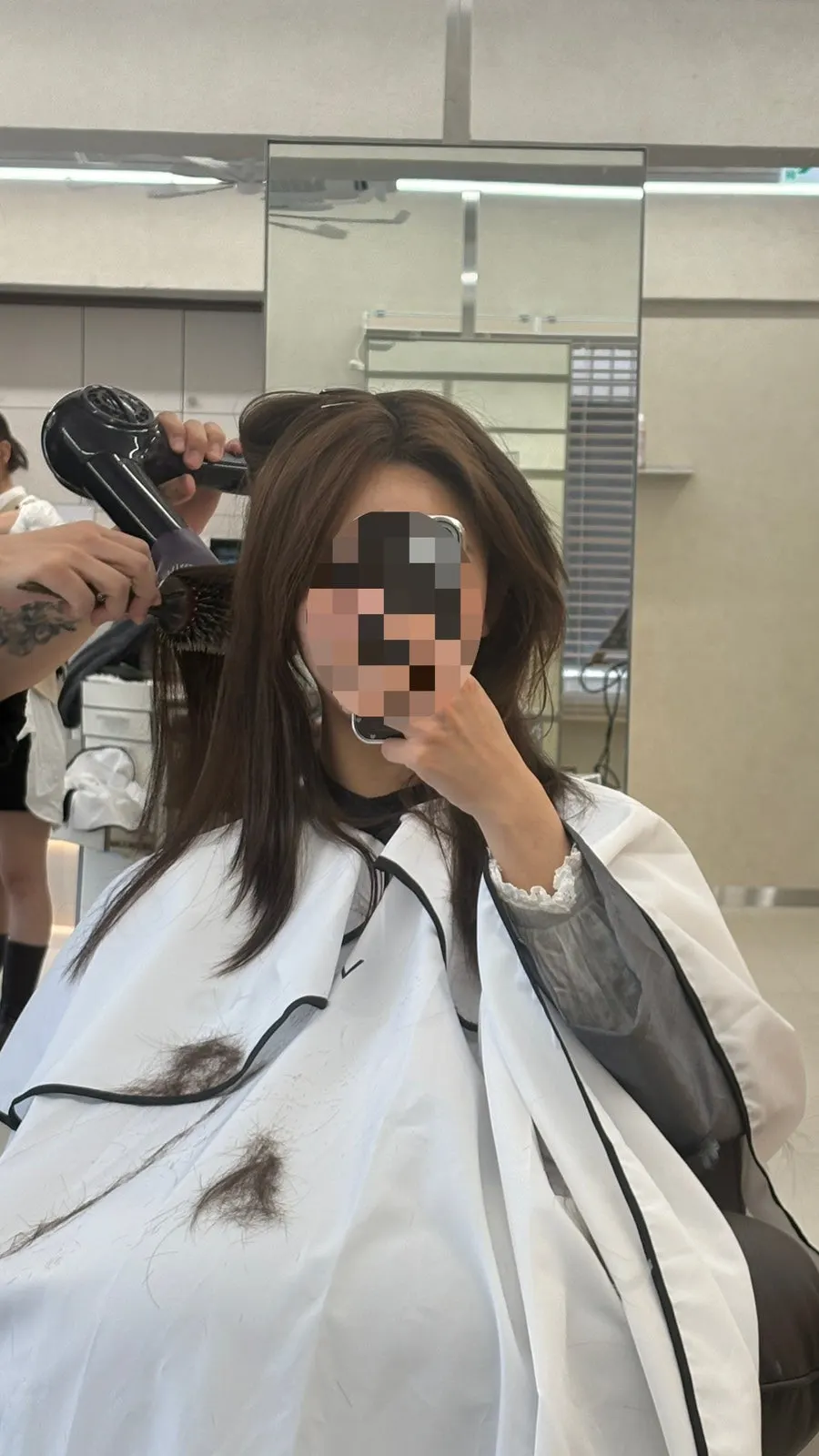 레이어드컷 커트가 진행 중인 모습