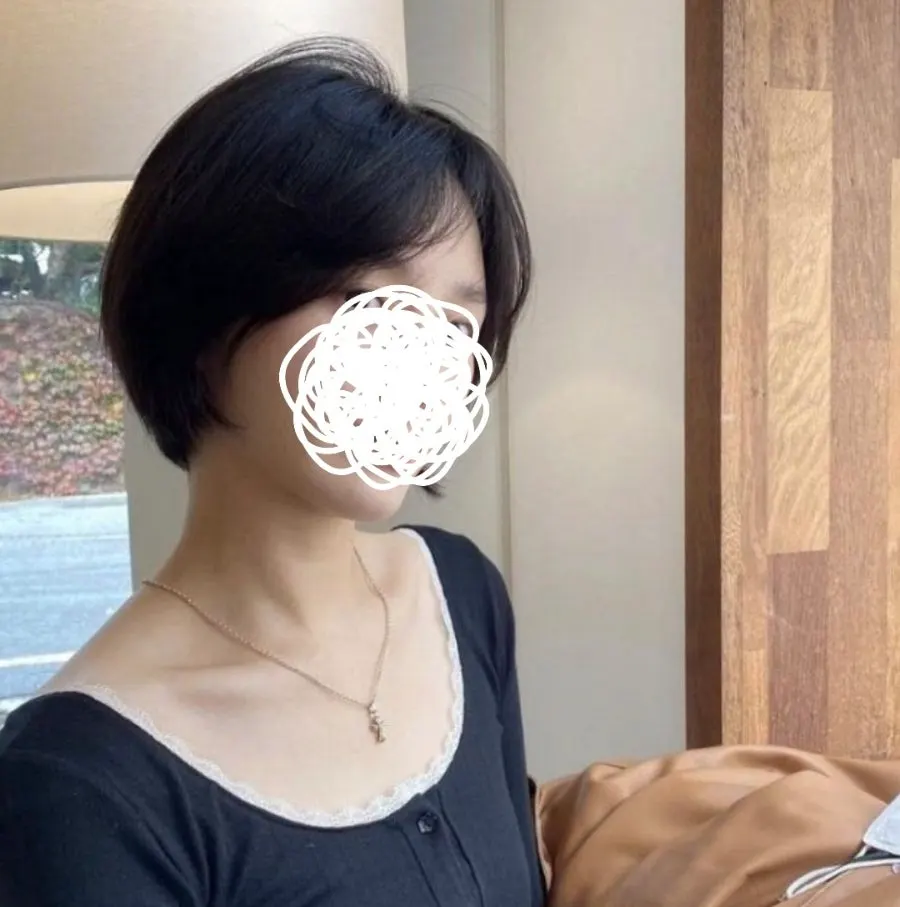 Consultation in progress about hair style