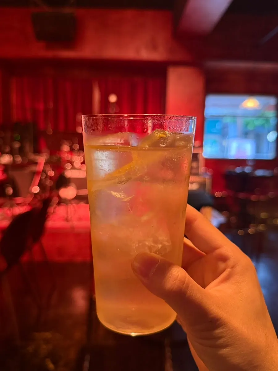 잔에 따라진 버드와이저 생맥주