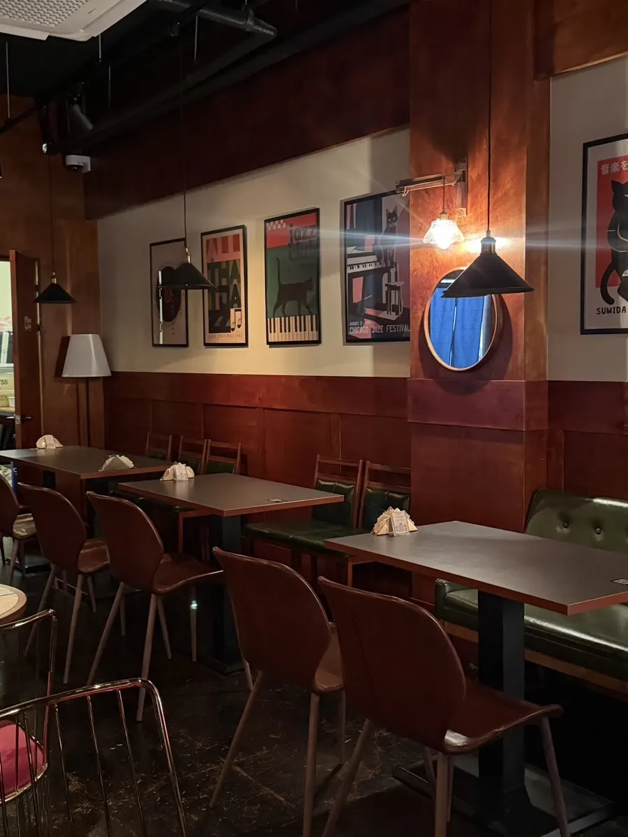Bar seating with a classic jazz-bar mood