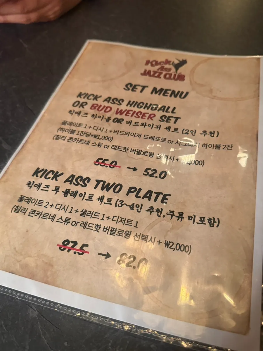 Sign announcing Friday and Saturday live shows