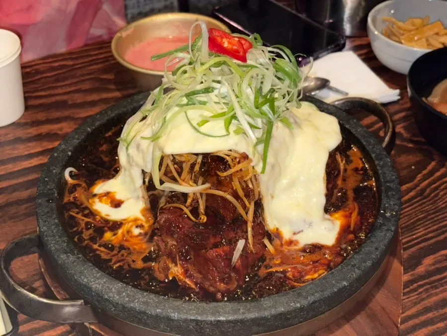 치즈 덮인 백묵은지 돌판 뼈 구이