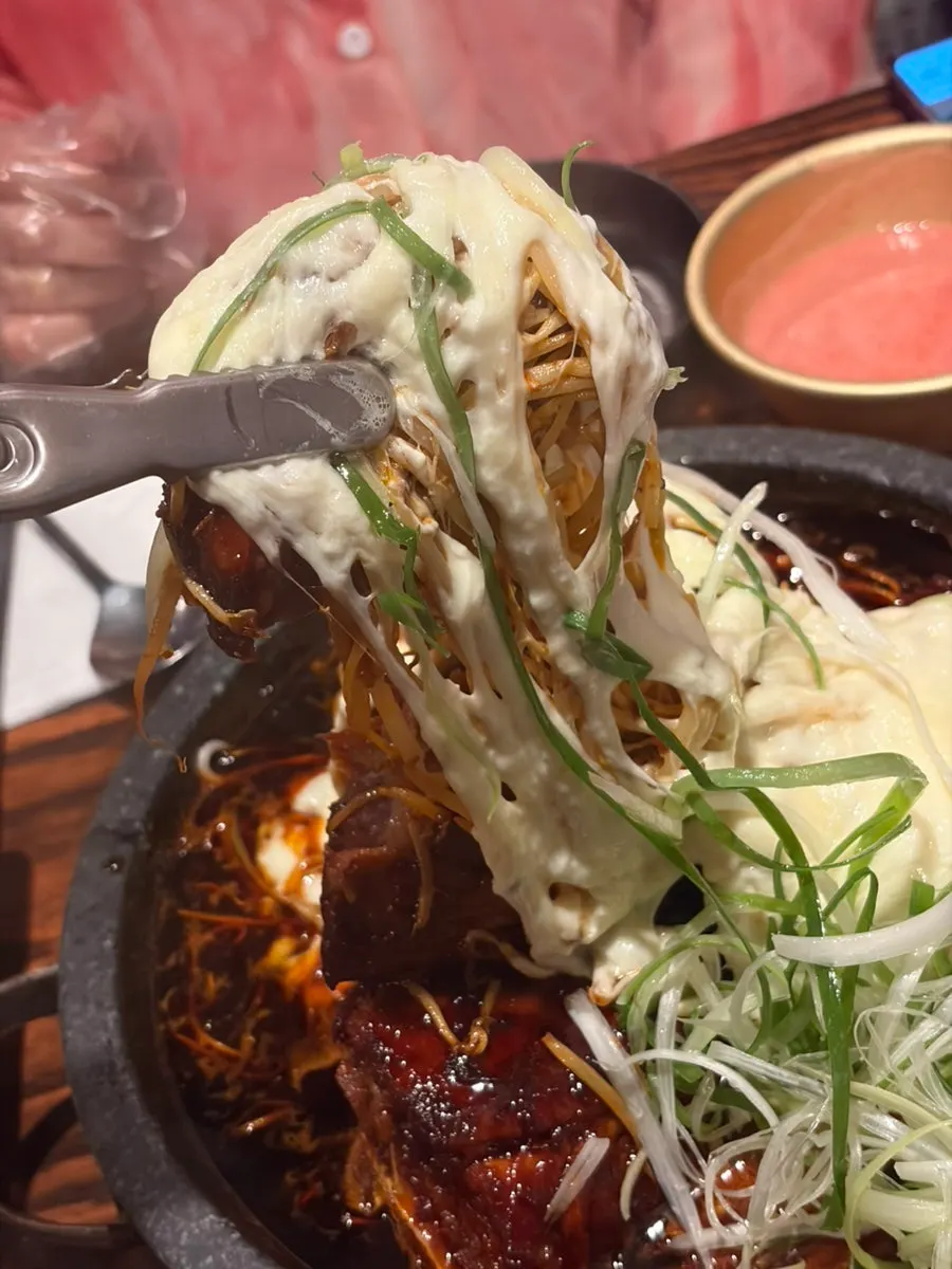 돌판 위 파채 올린 뼈 구이