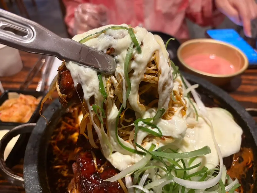 지글지글 익는 돌판 뼈 구이 양념