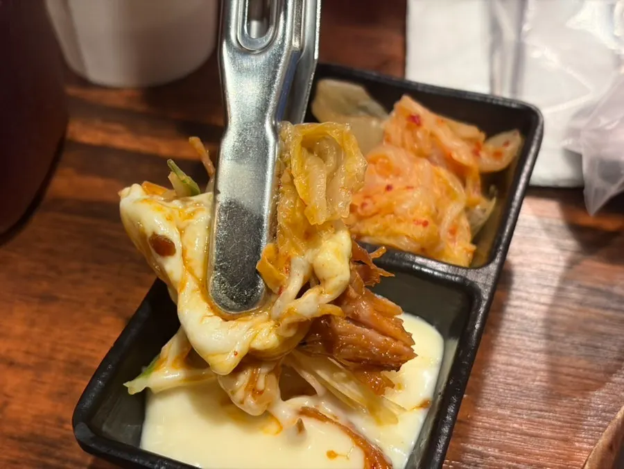 뼈 구이와 함께 나온 묵은지