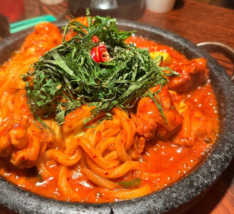 セチャムチプのテーブルに並んだ韓国料理のおつまみ