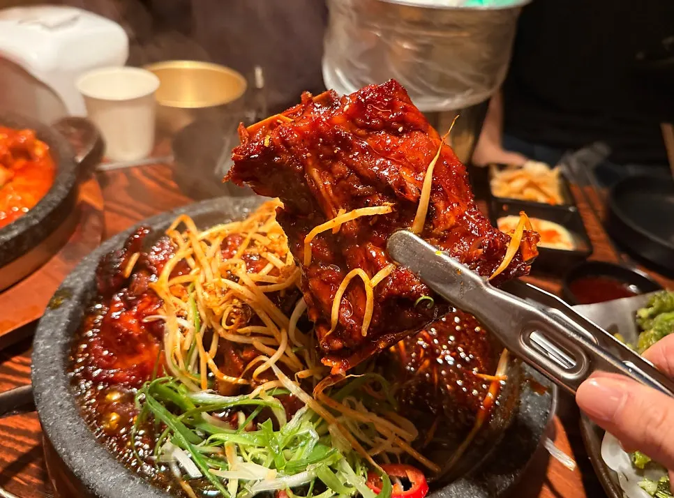 大きな骨が乗った熟成キムチの石板骨焼き