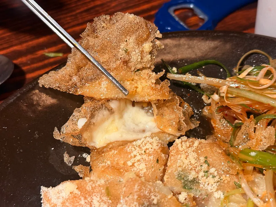 チーズパウダーが乗った薄い明太子チーズポテトチヂミ