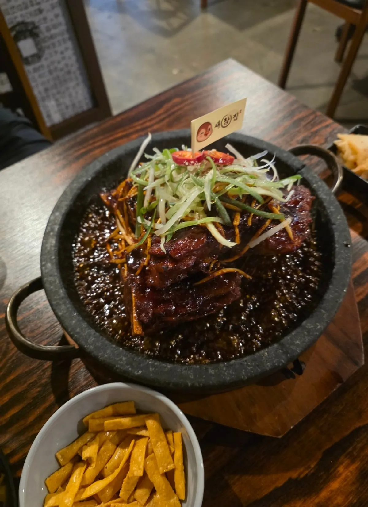 새참집 돌판 뼈구이와 명란 안주 상차림