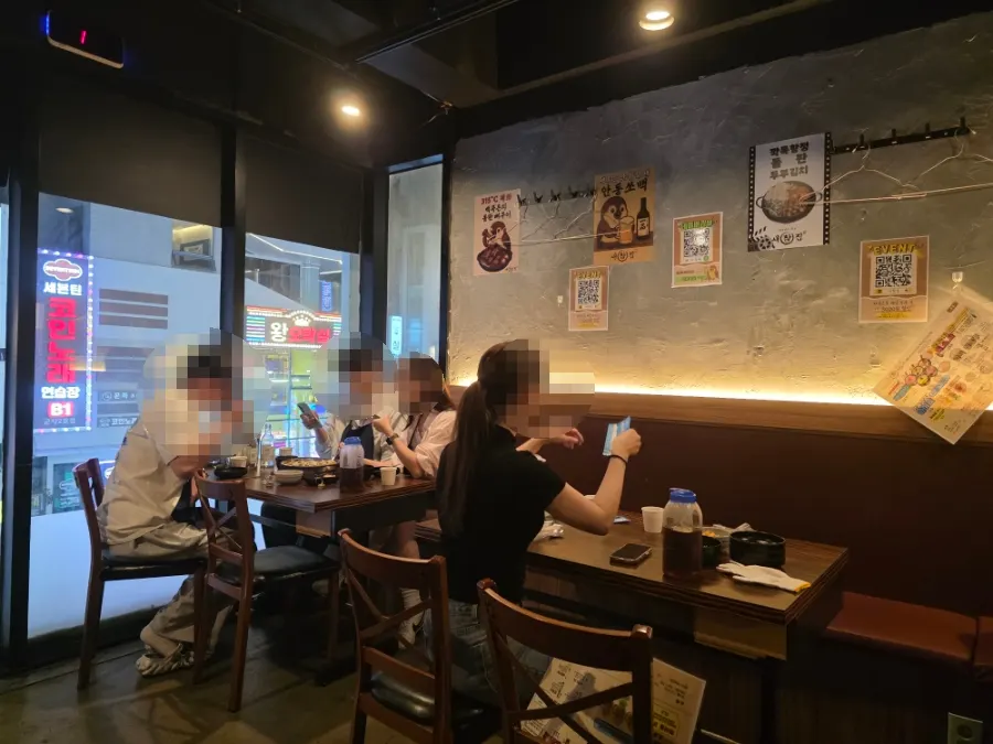 새참집 넓은 홀과 테이블 전경
