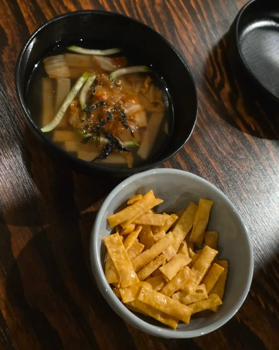 먹다 남은 뼈구이 돌판과 안주 접시