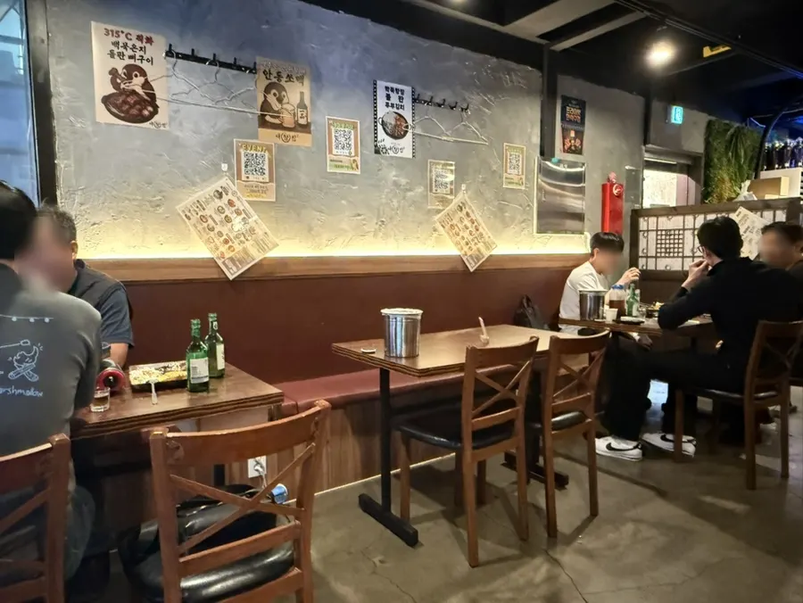 칸막이로 나뉜 새참집 내부 테이블