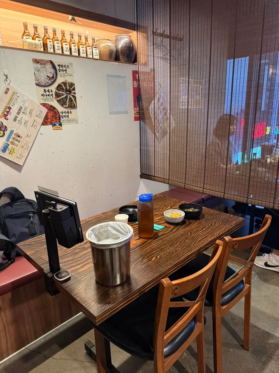 새참집 오픈 테이블 공간