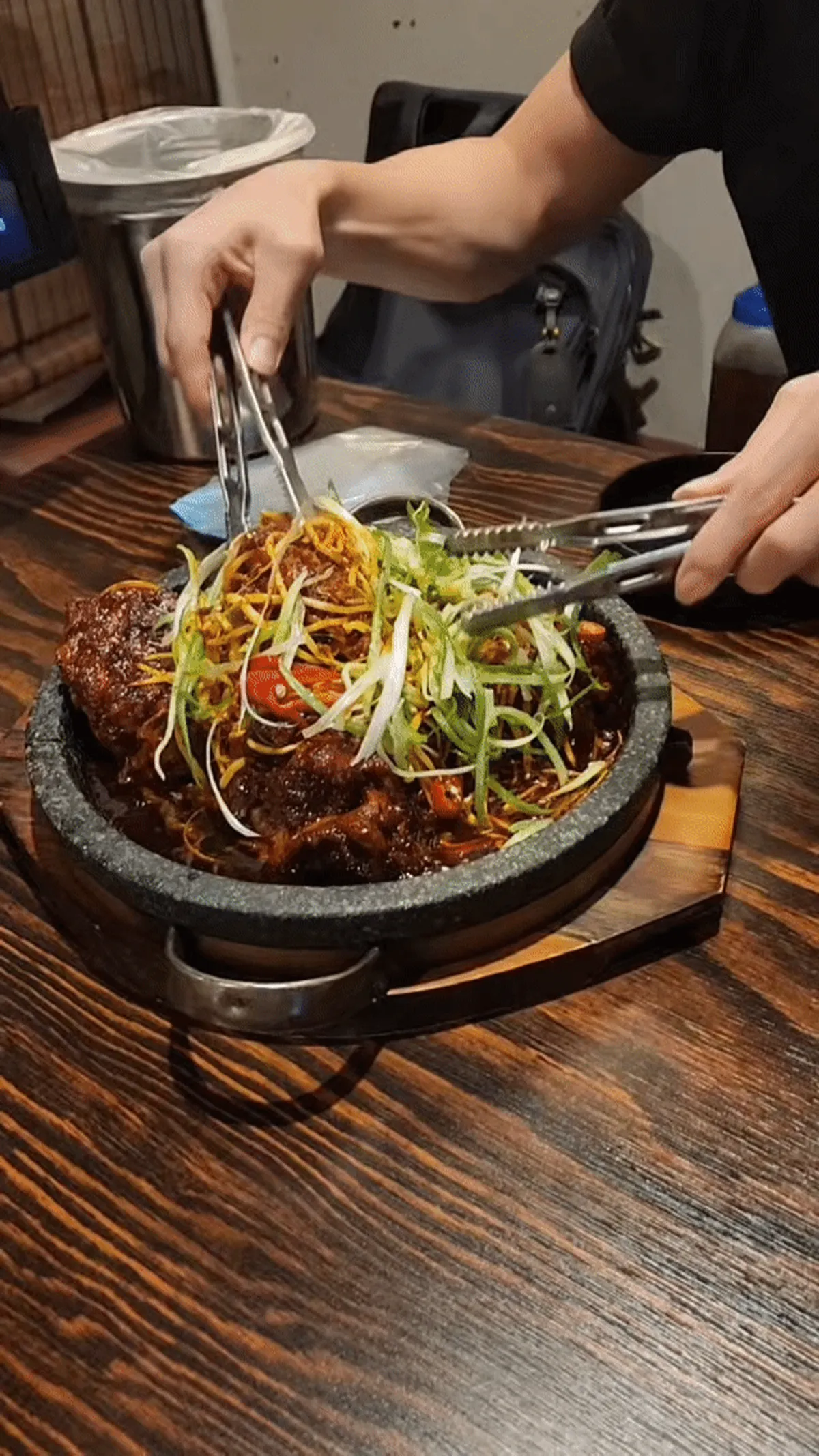 빨간 양념이 윤기 나는 돌판 뼈구이