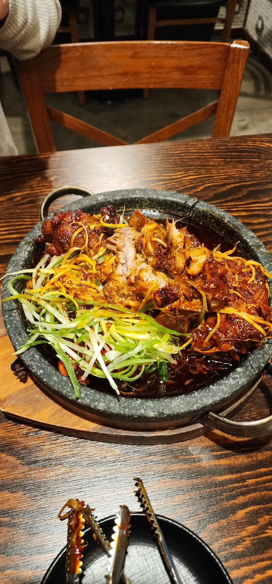 살코기가 두둑하게 붙은 뼈구이 조각