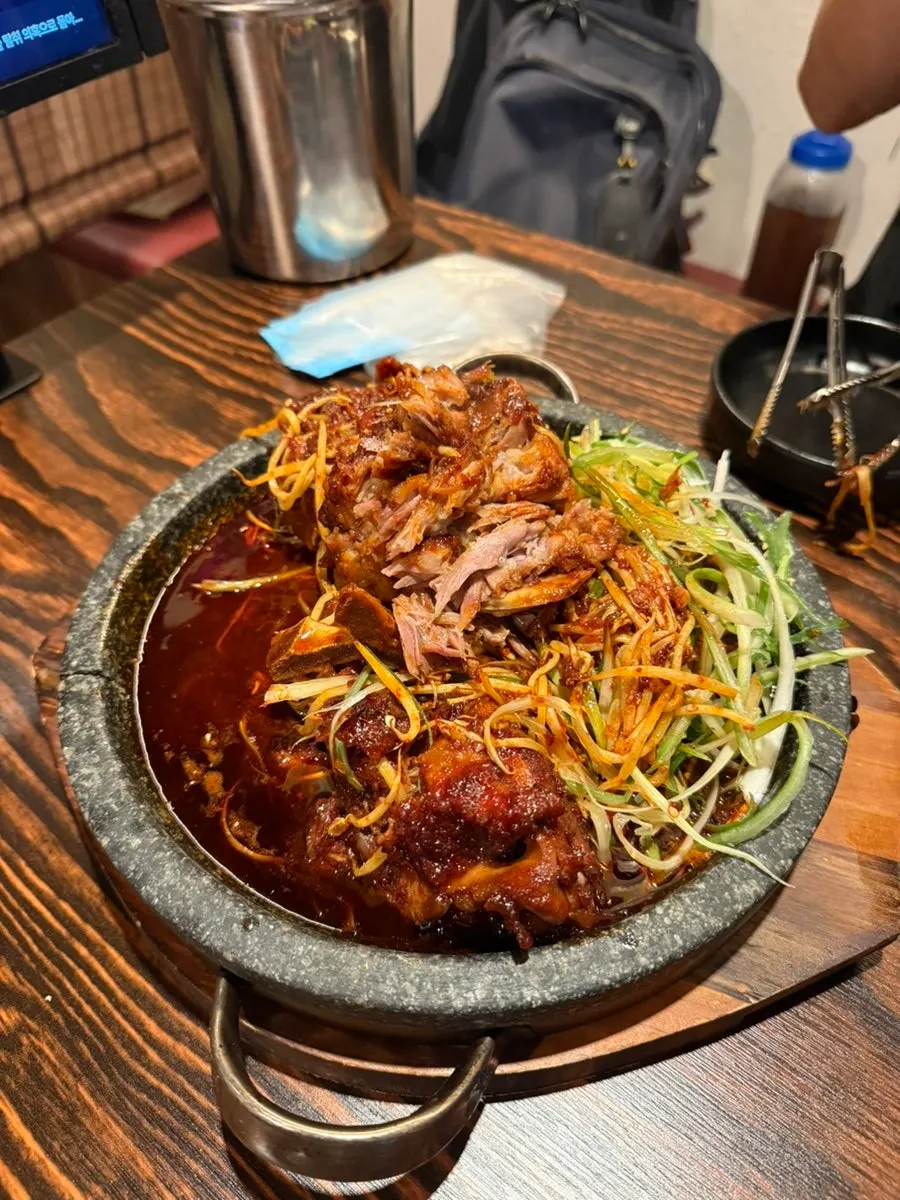 맵기 1단계로 주문한 돌판 뼈구이