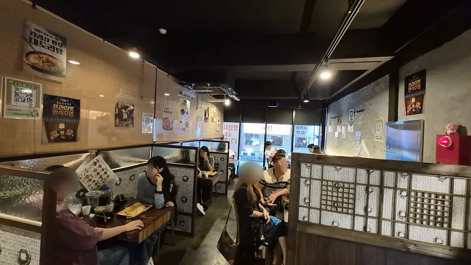 2층으로 올라가는 계단 입구