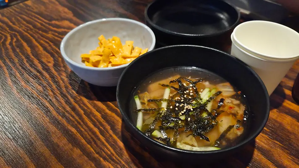 대표 새참과 탕찌개가 적힌 메뉴판