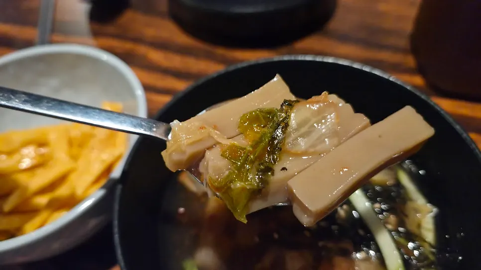 구이와 부침 메뉴가 적힌 메뉴판