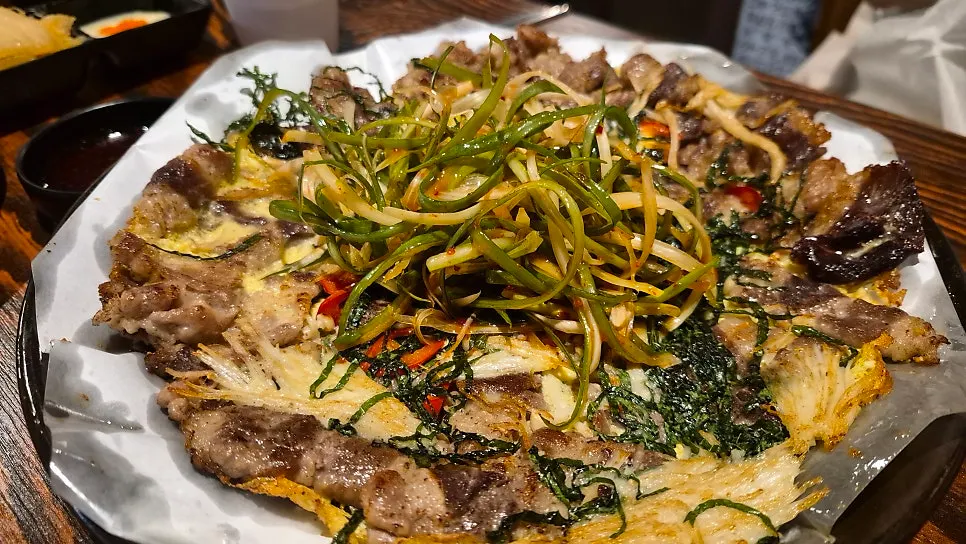 기본 찬으로 나온 옥수수 과자 접시