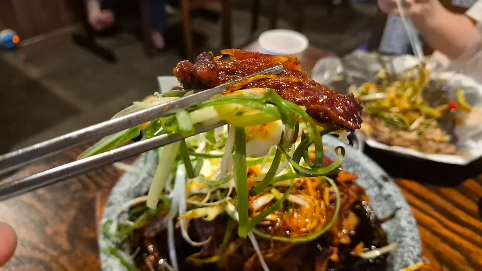 양념이 밴 갈비가 쌓인 돌판