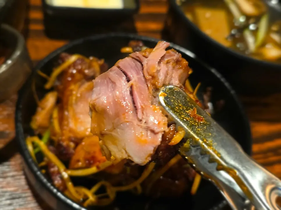 집게로 살이 발라지는 돌판 뼈구이