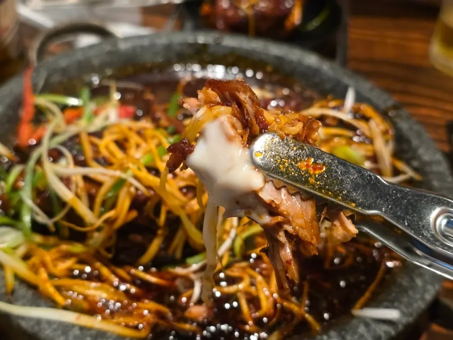 마요네즈에 찍은 뼈구이 살코기