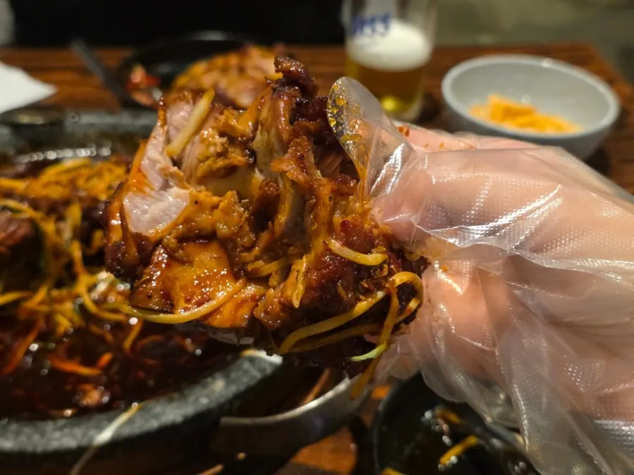 파와 숙주가 들어간 돌판 뼈구이