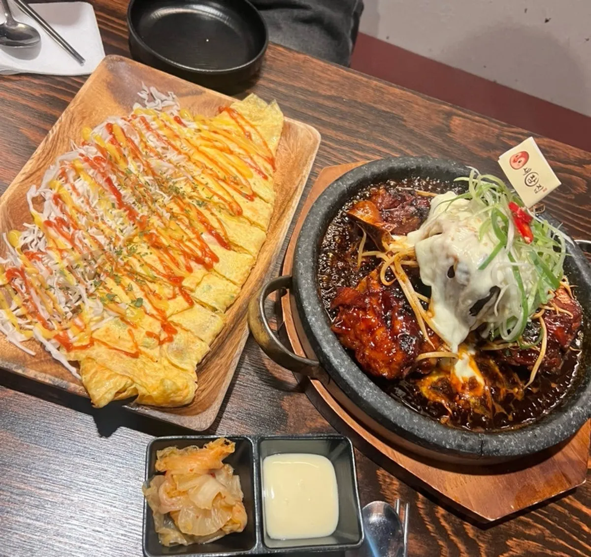 돌판 뼈구이와 대왕계란말이 한 상 차림