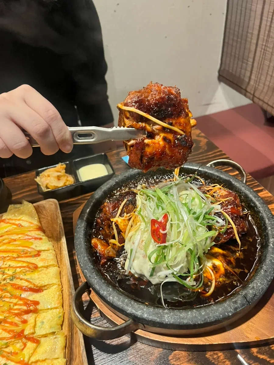 치즈 추가한 돌판 뼈구이 지글지글 비주얼
