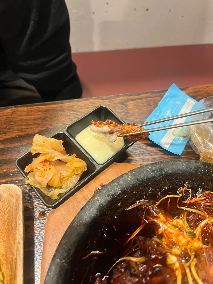 백묵은지에 뼈구이와 치즈를 올린 한 입