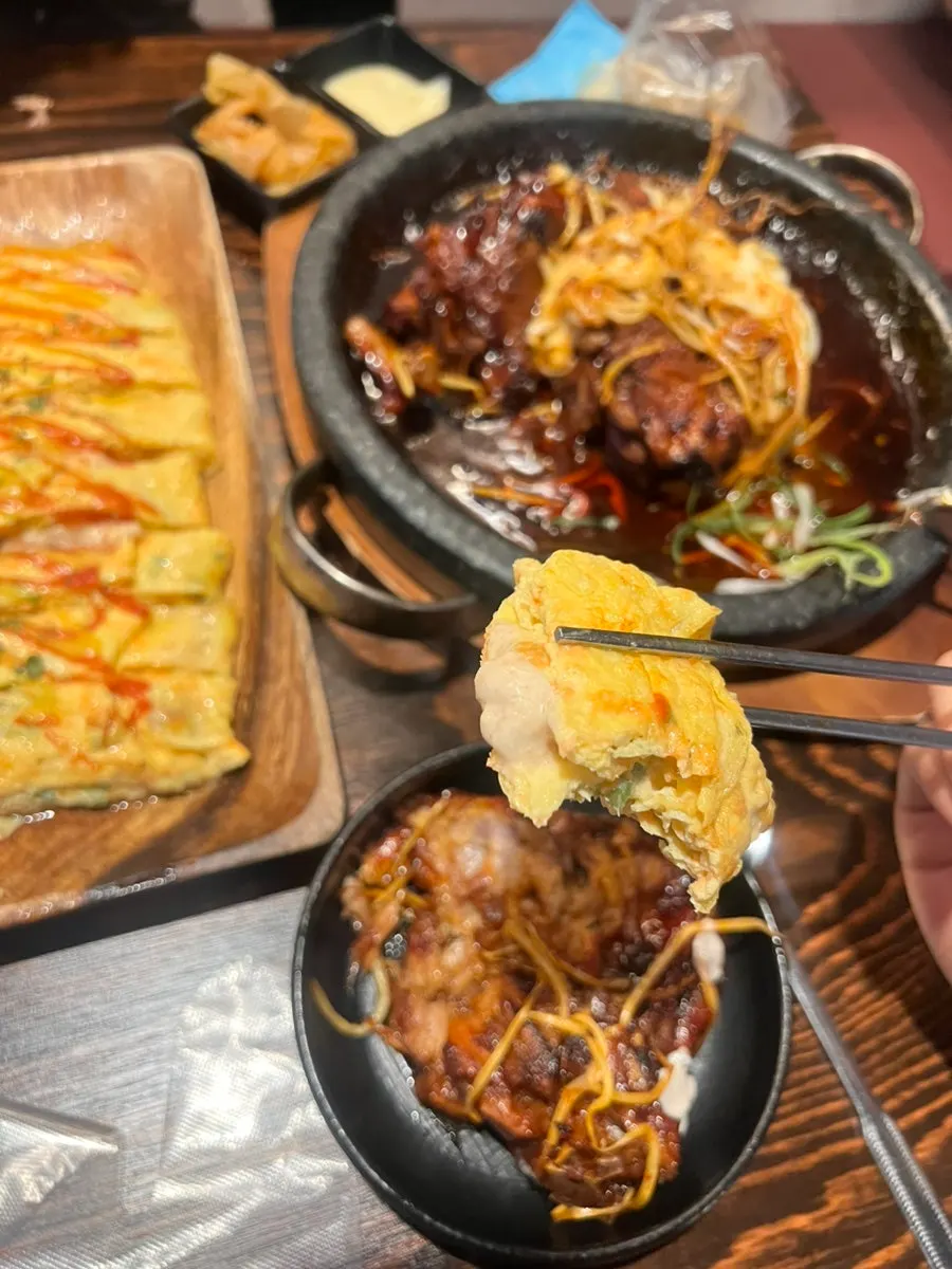 명란마요 소스가 흐르는 계란말이 단면