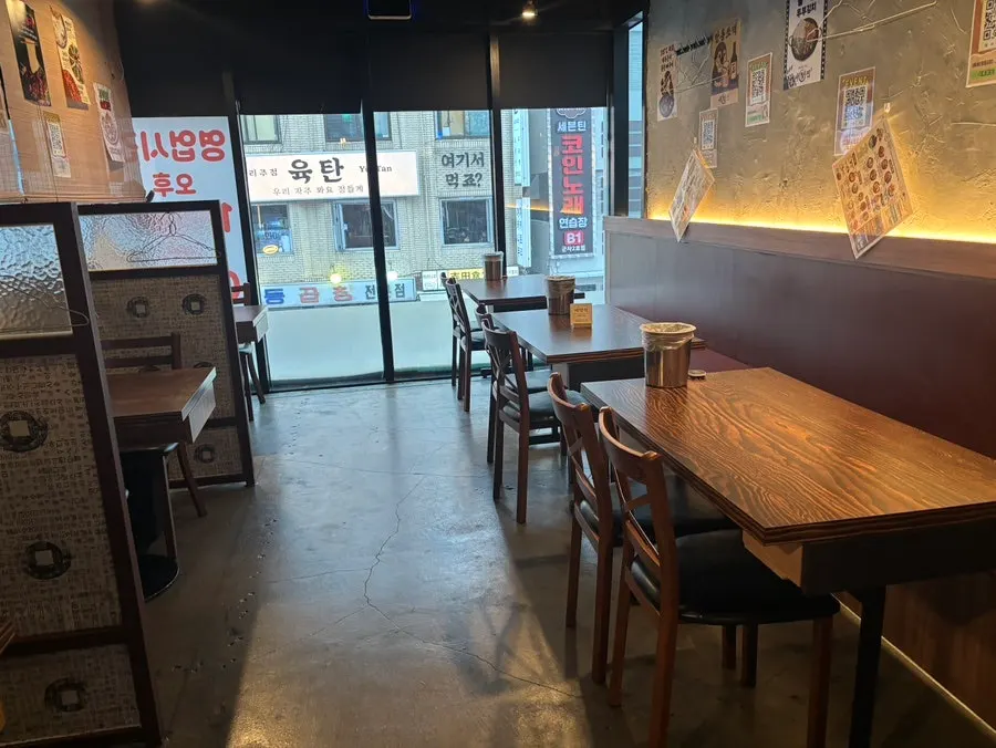 Tables divided by partitions at Saechamjip