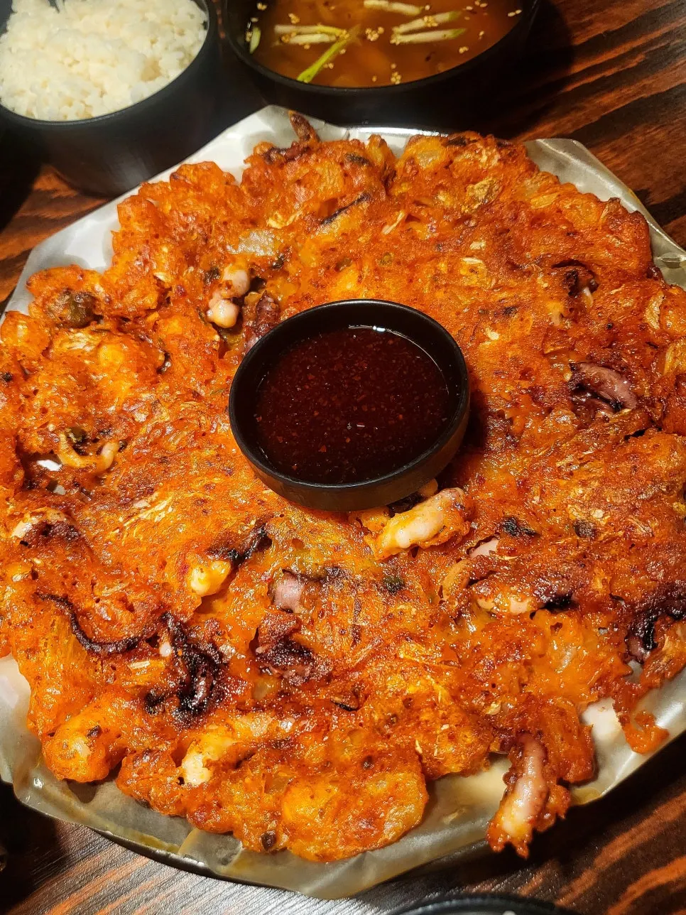 큼지막하게 부쳐진 낙지새우 김치전