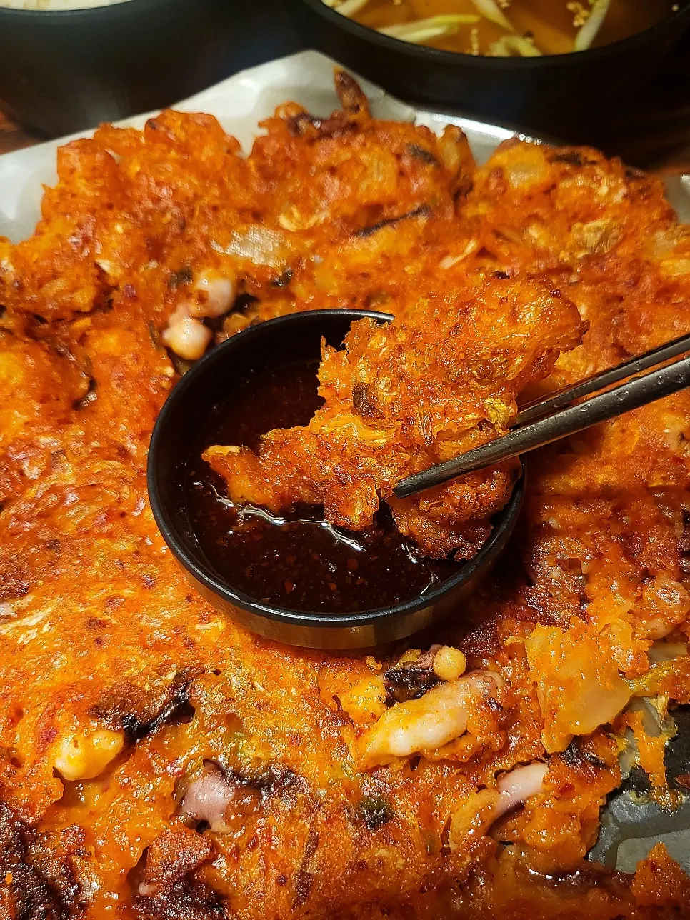 바삭하게 노릇한 김치전 단면