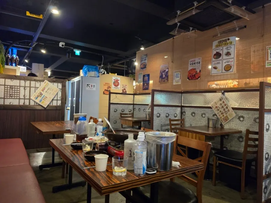 Various table seating options at Saechamjip