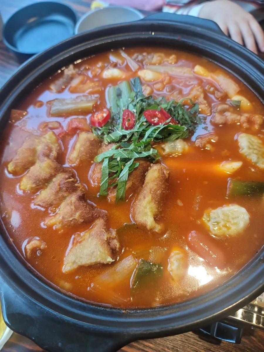 A full plate of beef brisket odeng-fried tteokbokki