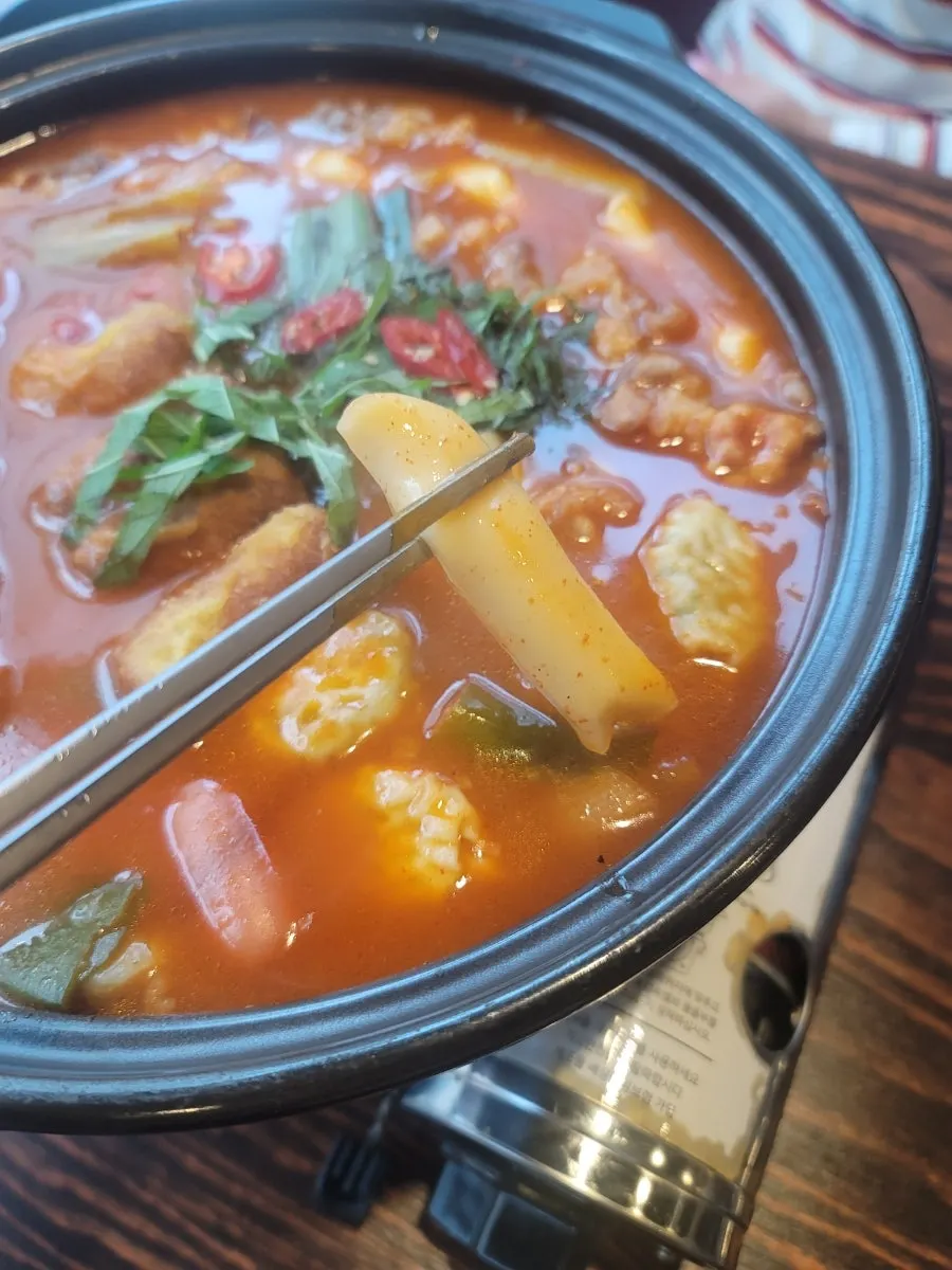 Tteokbokki served with crispy fried odeng