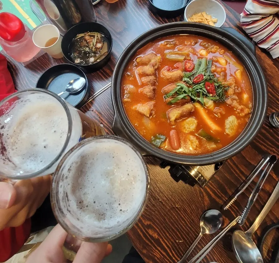 Two glasses of 500cc draft beer with tteokbokki